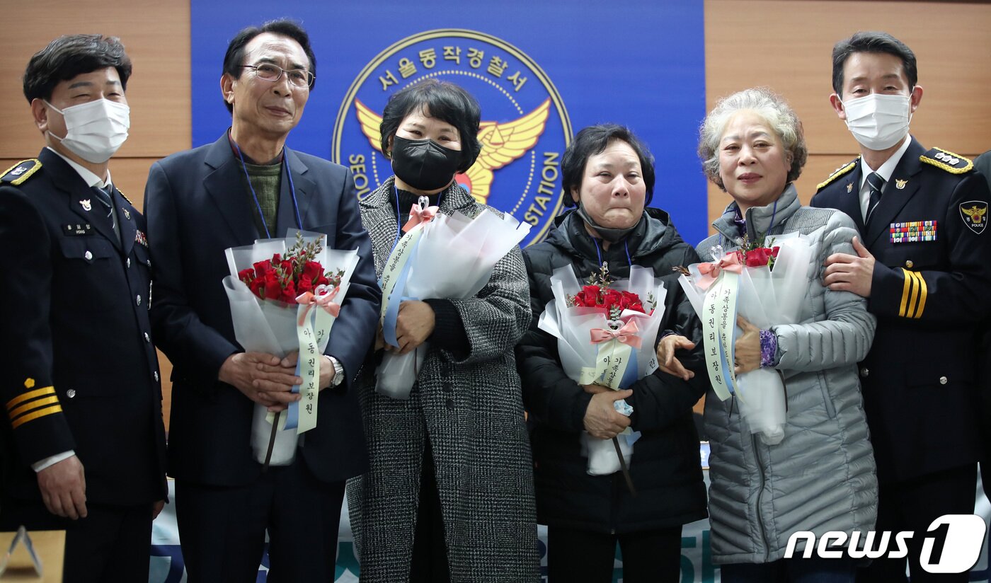 본문 이미지 - 헤어진 뒤 서로 찾지 못하던 장기 실종 가족 장택훈, 장희재, 장경인, 장희란 남매가 31일 오후 서울 동작경찰서에서 58년 만에 다시 만나 기념촬영을 하고 있다. 동작경찰서는 아동권리보장원과 함께 경찰 DNA 대조 등을 통해 지난 1965년 3월께 서울 노원구 태릉 부근에서 실종된 장 씨 가족 4남매 중 여동생 2명을 모두 찾아 이날 재회하는 자리를 마련했다. 2023.1.31/뉴스1 ⓒ News1 구윤성 기자