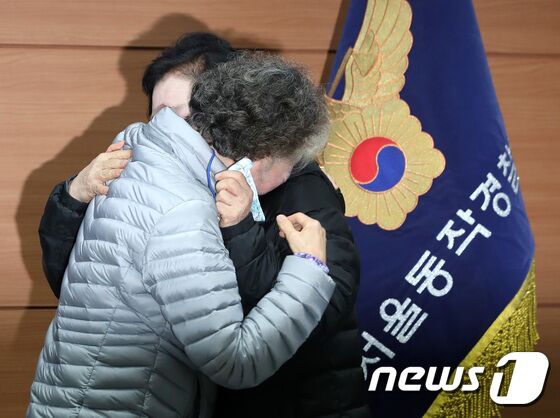 헤어진 뒤 서로 찾지 못하던 장기 실종 가족 언니 장희재 씨와 동생 장희란 씨가 31일 오후 서울 동작경찰서에서 58년 만에 다시 만나 끌어안으며 울고 있다. 동작경찰서는 아동권리보장원과 함께 경찰 DNA 대조 등을 통해 지난 1965년 3월께 서울 노원구 태릉 부근에서 실종된 장 씨 가족 4남매 중 여동생 2명을 모두 찾아 이날 재회하는 자리를 마련했다. 2023.1.31/뉴스1 © News1 구윤성 기자