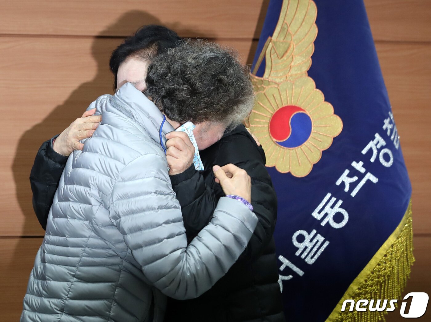 본문 이미지 - 헤어진 뒤 서로 찾지 못하던 장기 실종 가족 언니 장희재 씨와 동생 장희란 씨가 31일 오후 서울 동작경찰서에서 58년 만에 다시 만나 끌어안으며 울고 있다. 동작경찰서는 아동권리보장원과 함께 경찰 DNA 대조 등을 통해 지난 1965년 3월께 서울 노원구 태릉 부근에서 실종된 장 씨 가족 4남매 중 여동생 2명을 모두 찾아 이날 재회하는 자리를 마련했다. 2023.1.31/뉴스1 ⓒ News1 구윤성 기자