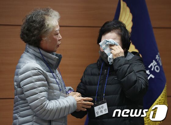 헤어진 뒤 서로 찾지 못하던 장기 실종 가족 언니 장희재 씨와 동생 장희란 씨가 31일 오후 서울 동작경찰서에서 58년 만에 다시 만나 눈물 흘리고 있다. 동작경찰서는 아동권리보장원과 함께 경찰 DNA 대조 등을 통해 지난 1965년 3월께 서울 노원구 태릉 부근에서 실종된 장 씨 가족 4남매 중 여동생 2명을 모두 찾아 이날 재회하는 자리를 마련했다. 2023.1.31/뉴스1 © News1 구윤성 기자