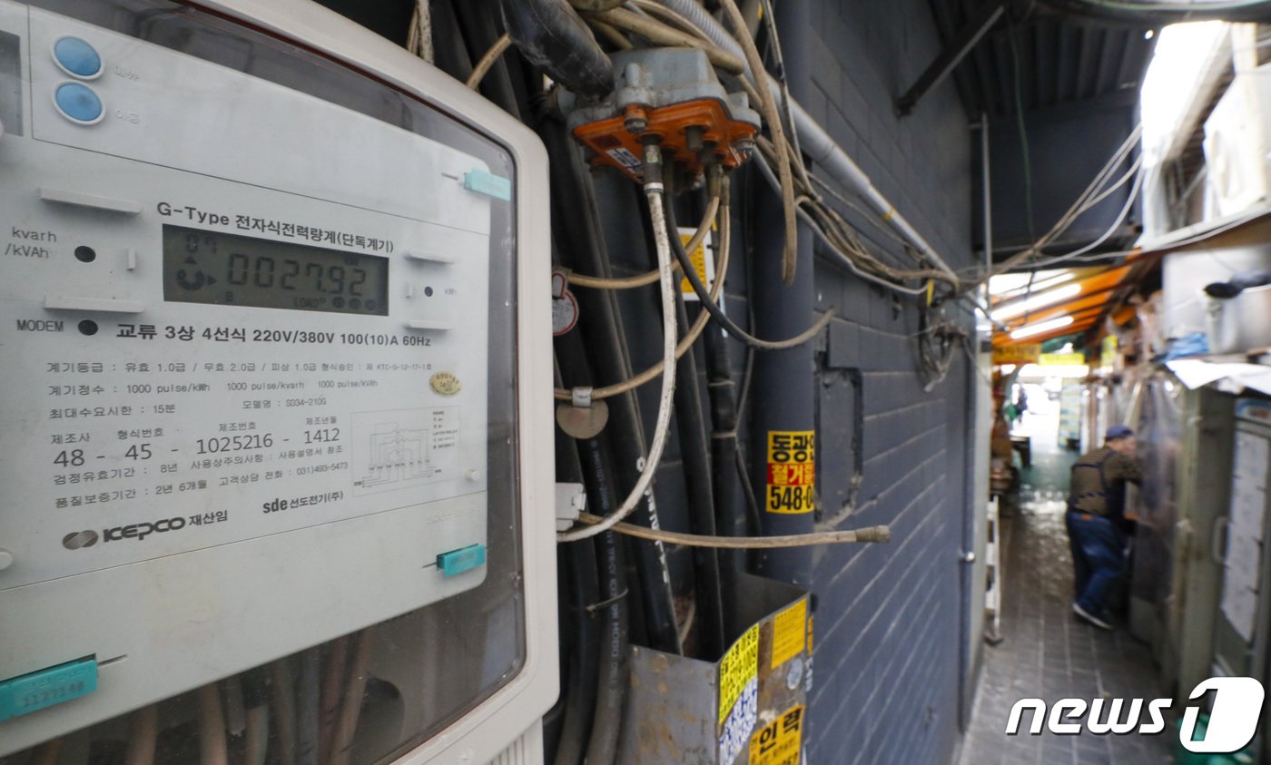 본문 이미지 -  31일 오후 서울 시내 한 골목식당에 설치된 전기계량기의 모습. 2023.1.31/뉴스1 ⓒ News1 김도우 기자