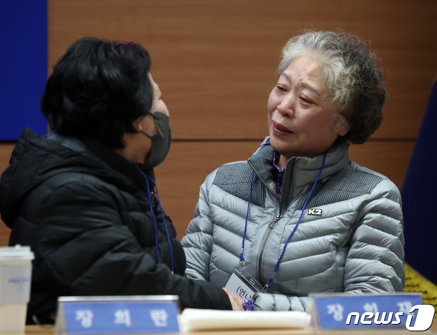 본문 이미지 - 헤어진 뒤 서로 찾지 못하던 장기 실종 가족 언니 장희재 씨와 동생 장희란 씨가 31일 오후 서울 동작경찰서에서 58년 만에 다시 만나 이야기 나누고 있다. 동작경찰서는 아동권리보장원과 함께 경찰 DNA 대조 등을 통해 지난 1965년 3월께 서울 노원구 태릉 부근에서 실종된 장 씨 가족 4남매 중 여동생 2명을 모두 찾아 이날 재회하는 자리를 마련했다. 2023.1.31/뉴스1 ⓒ News1 구윤성 기자