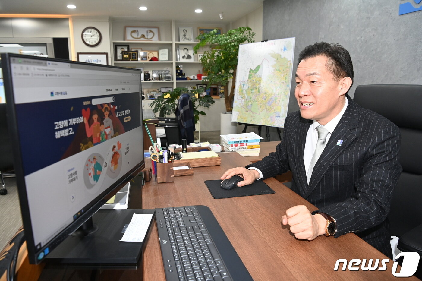 본문 이미지 - 이재준 수원시장이 지난 1월11일 집무실에서 고향사랑e음 홈페이지를 통해 고향사랑기부에 참여하고 있다.(수원시 제공)