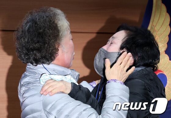 헤어진 뒤 서로 찾지 못하던 장기 실종 가족 언니 장희재 씨와 동생 장희란 씨가 31일 오후 서울 동작경찰서에서 58년 만에 다시 만나 끌어안고 있다. 동작경찰서는 아동권리보장원과 함께 경찰 DNA 대조 등을 통해 지난 1965년 3월께 서울 노원구 태릉 부근에서 실종된 장 씨 가족 4남매 중 여동생 2명을 모두 찾아 이날 재회하는 자리를 마련했다. 2023.1.31/뉴스1 © News1 구윤성 기자