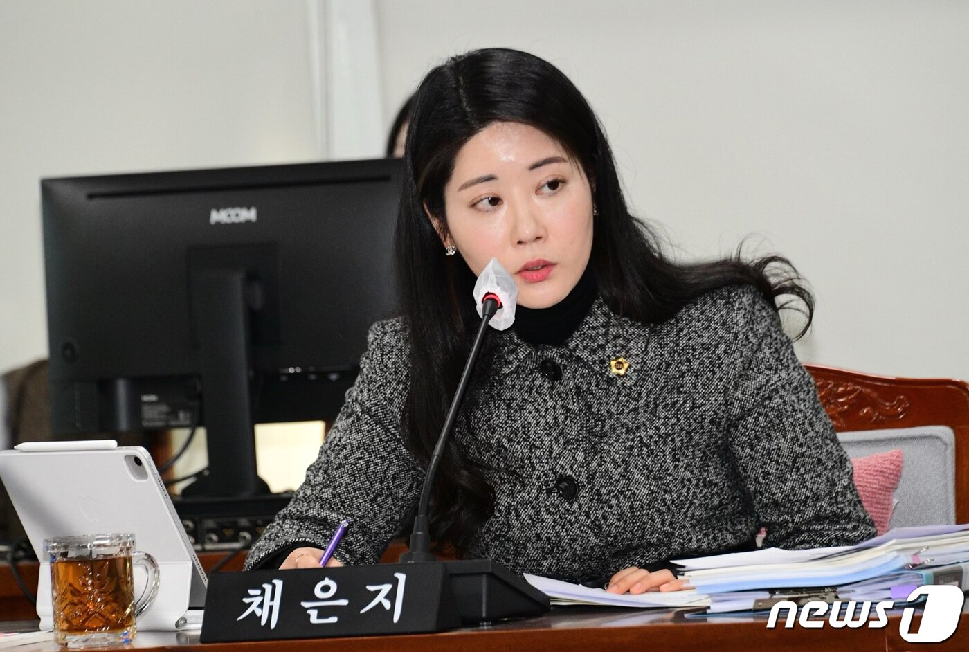 본문 이미지 - 채은지 광주시의원이 지난 1월31일 김대중컨벤션센터 업무보고에서 김상묵 사장의 갑질 논란에 대해 공식 사과를 촉구하고 있다.2023.1.31/뉴스1 ⓒ News1 박준배 기자