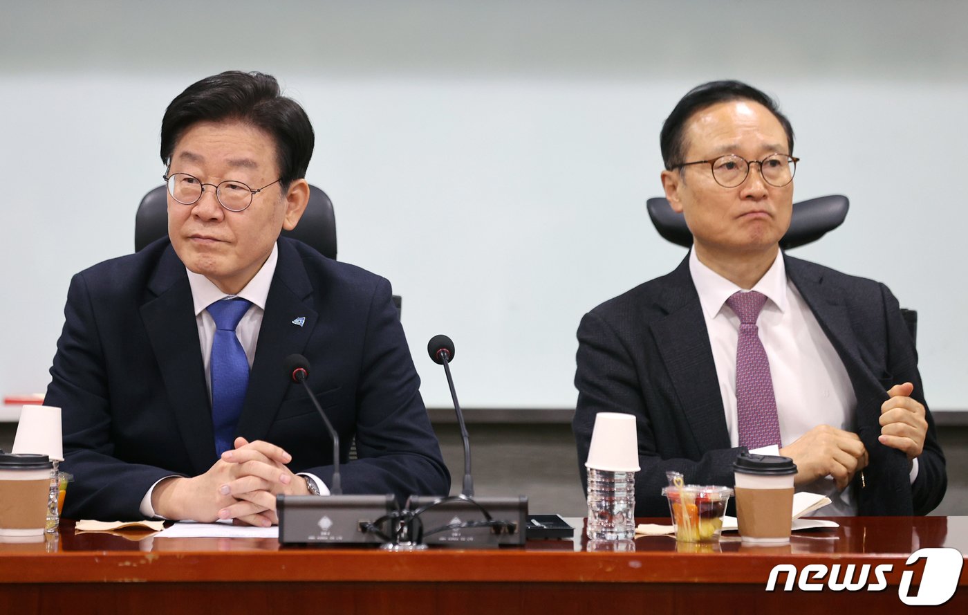 본문 이미지 - 이재명 더불어민주당 대표가 31일 오후 서울 여의도 국회 의원회관에서 열린 민주당의 길 1차 토론회에 참석하고 있다. 오른쪽은 홍영표 의원. 2023.1.31/뉴스1 ⓒ News1 이승배 기자