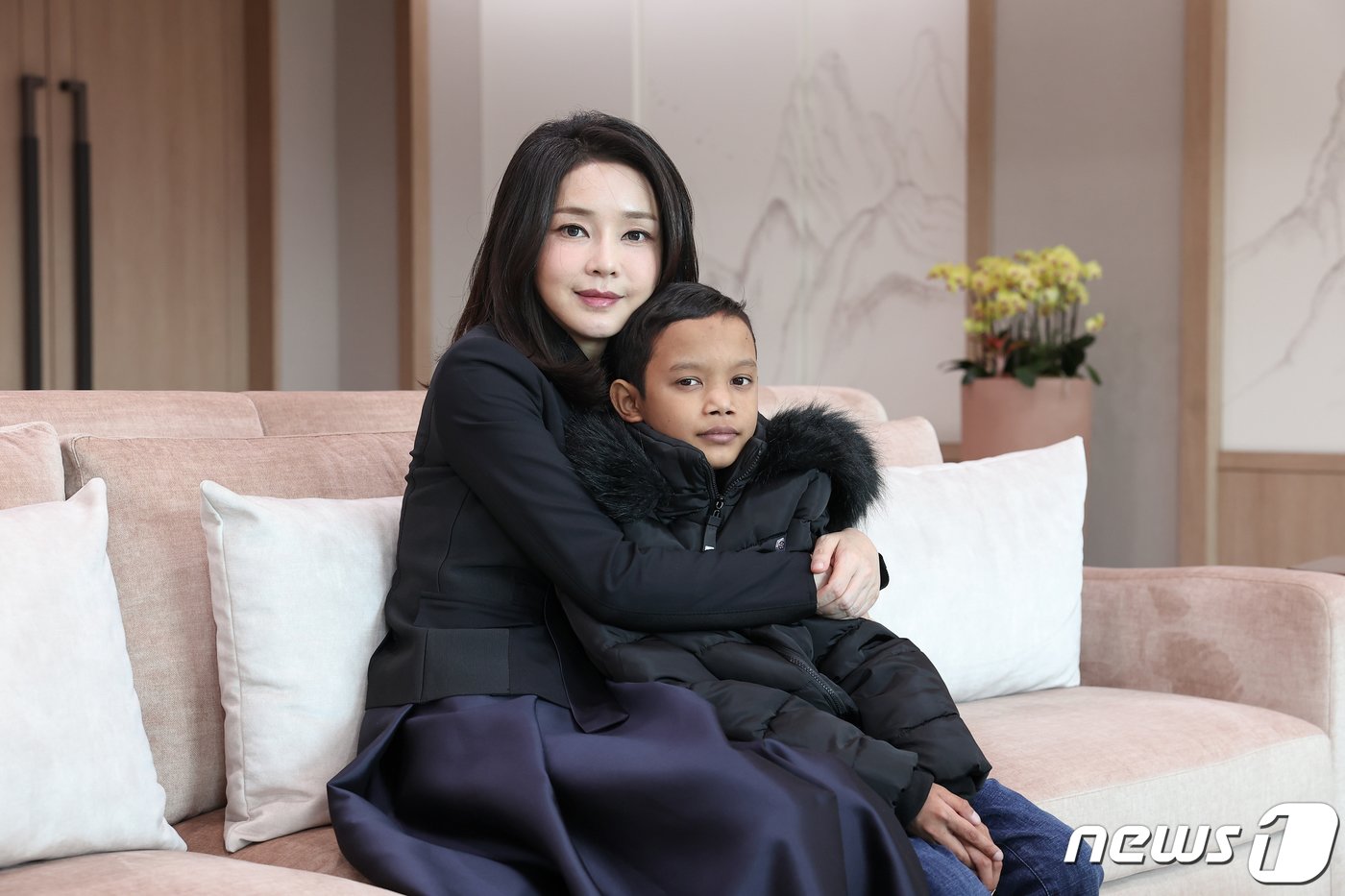 본문 이미지 - 김건희 여사가 31일 용산 대통령실 청사를 찾은 캄보디아 소년 옥 로타(14)군을 재회하며 안아주고 있다. 김 여사는 지난해 11월 윤 대통령의 동남아 순방 당시 캄보디아 헤브론 의료원에서 심장 수술을 받은 로타의 집을 찾았다. 생활고 탓에 후속 치료를 이어가지 못한 로타는 이달 초 한국으로 이송돼 심장질환 수술을 받은 후 회복 중이다. (대통령실 제공) 2023.1.31/뉴스1 ⓒ News1 오대일 기자