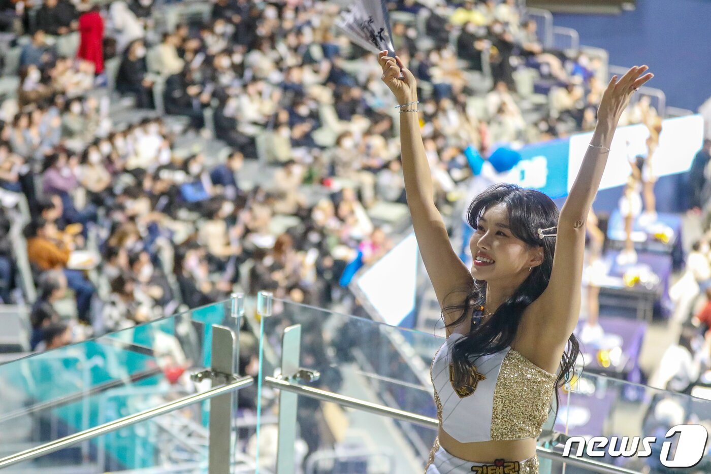 본문 이미지 - 실내 마스크 착용 의무 해제 이튿날인 31일 오후 서울 중구 장충체육관에서 열린 프로배구 도드람 2022-23 V리그 남자부 우리카드 우리WON과 KB손해보험 스타즈와의 경기에서 우리카드 치어리더들이 마스크를 벗고 열띤 응원을 펼치고 있다. 2023.1.31/뉴스1 ⓒ News1 민경석 기자