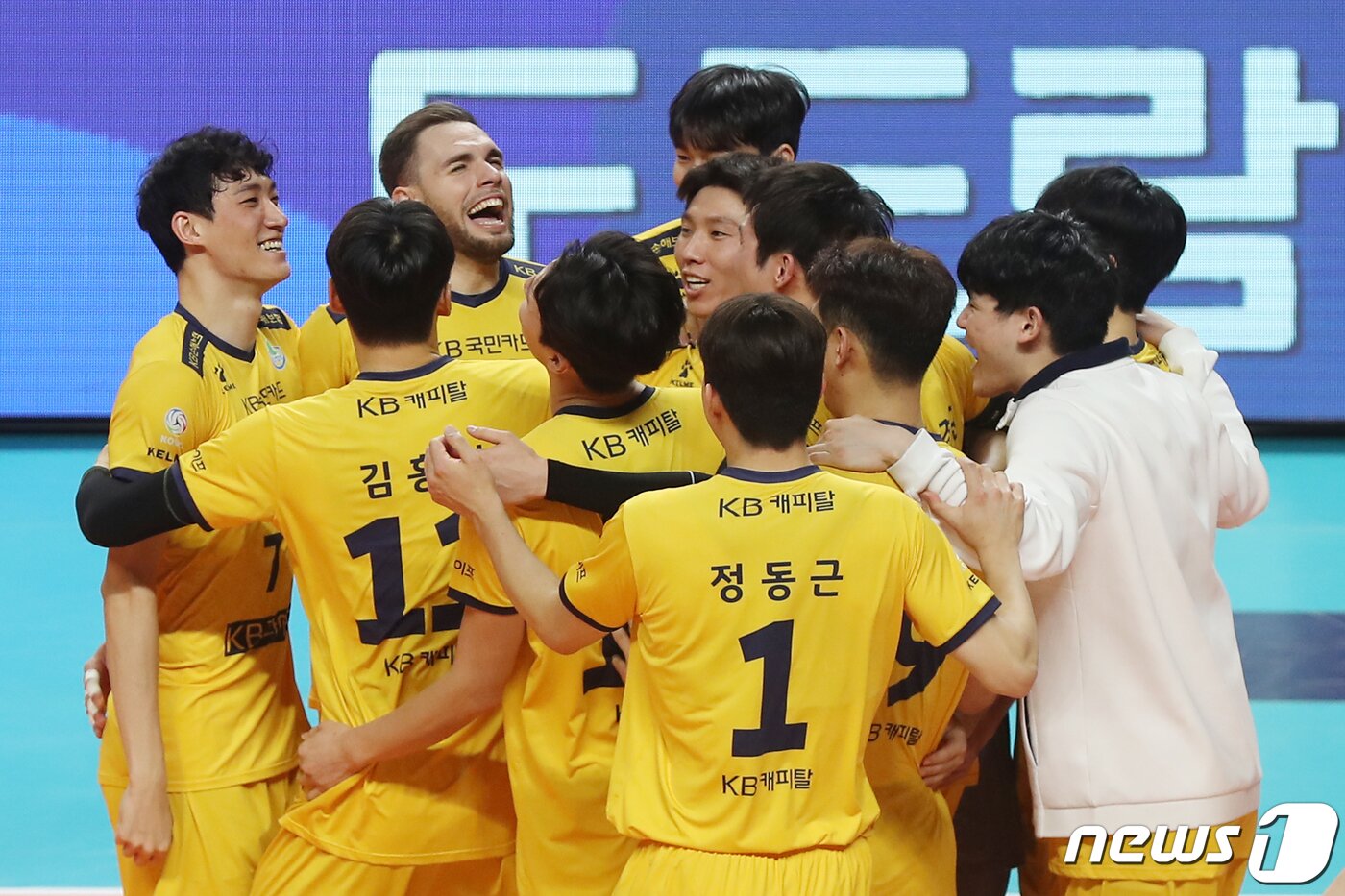본문 이미지 - 31일 오후 서울 중구 장충체육관에서 열린 프로배구 도드람 2022-23 V리그 남자부 우리카드 우리WON과 KB손해보험 스타즈의 경기에서 3대2로 승리한 KB손해보험 선수들이 기뻐하고 있다. 2023.1.31/뉴스1 ⓒ News1 민경석 기자