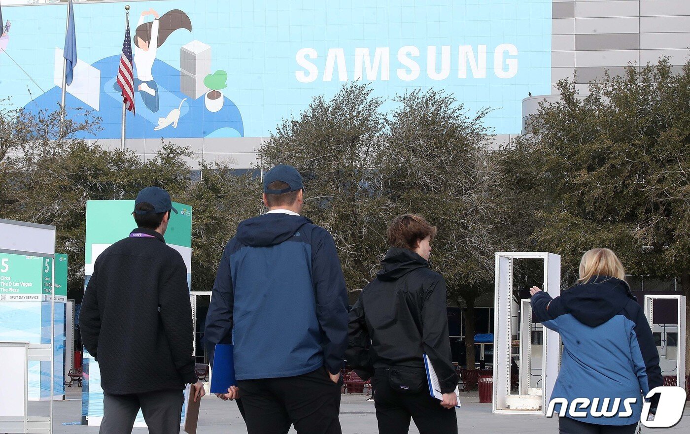 본문 이미지 - 세계 최대 전자·가전·정보기술(IT) 전시회인 CES 2023 개막을 이틀 앞둔 3일(현지시간) 미국 네바다주 라스베이거스 컨벤션센터에서 관계자들이 삼성 광고판 앞을 지나고 있다. 2023.1.4/뉴스1 ⓒ News1 임세영 기자
