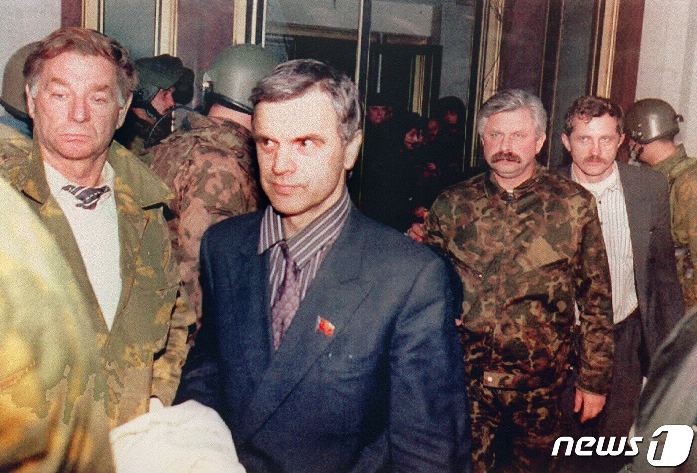 본문 이미지 - 1993년 10월4일(현지시간) 루슬란 하스불라토프 러시아 최고회의 의장과 알렉산드르 루스코이 부통령(오른쪽 세 번째 인물)이 국회의사당에서 체포된 후 특수 부대원의 경호를 받으며 나오고 있다. 1993.10.04/뉴스1 ⓒ AFP=뉴스1 ⓒ News1 김민수 기자