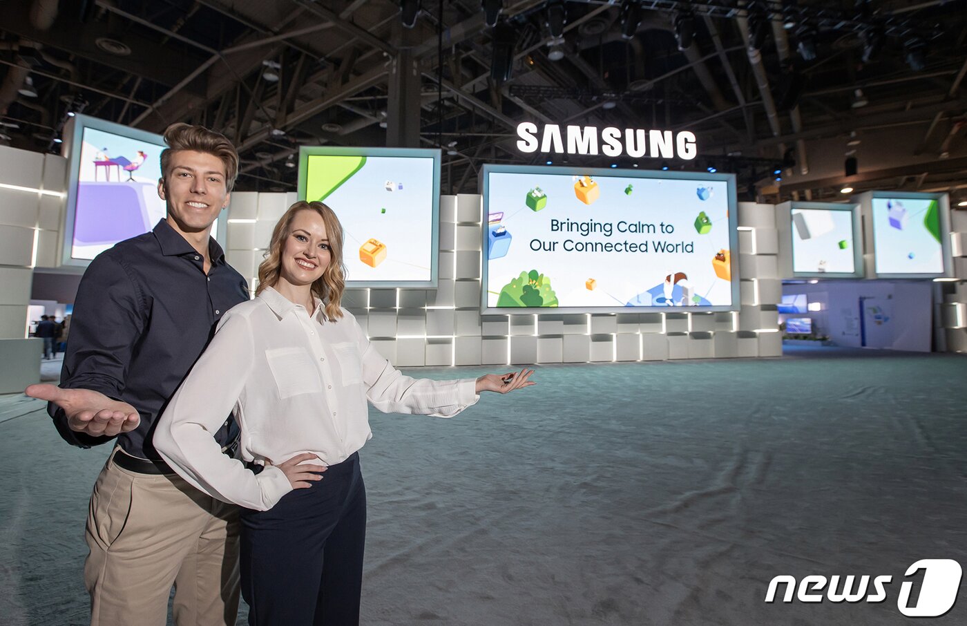 본문 이미지 - 5일(현지시간) 미국 라스베이거스 컨벤션센터에서 개막하는 세계 최대 전자 전시회 'CES 2023'에서 모델이 삼성전자 전시장 입구의 미디어 파사드를 소개하고 있다. (삼성전자 제공) 2023.1.4/뉴스1