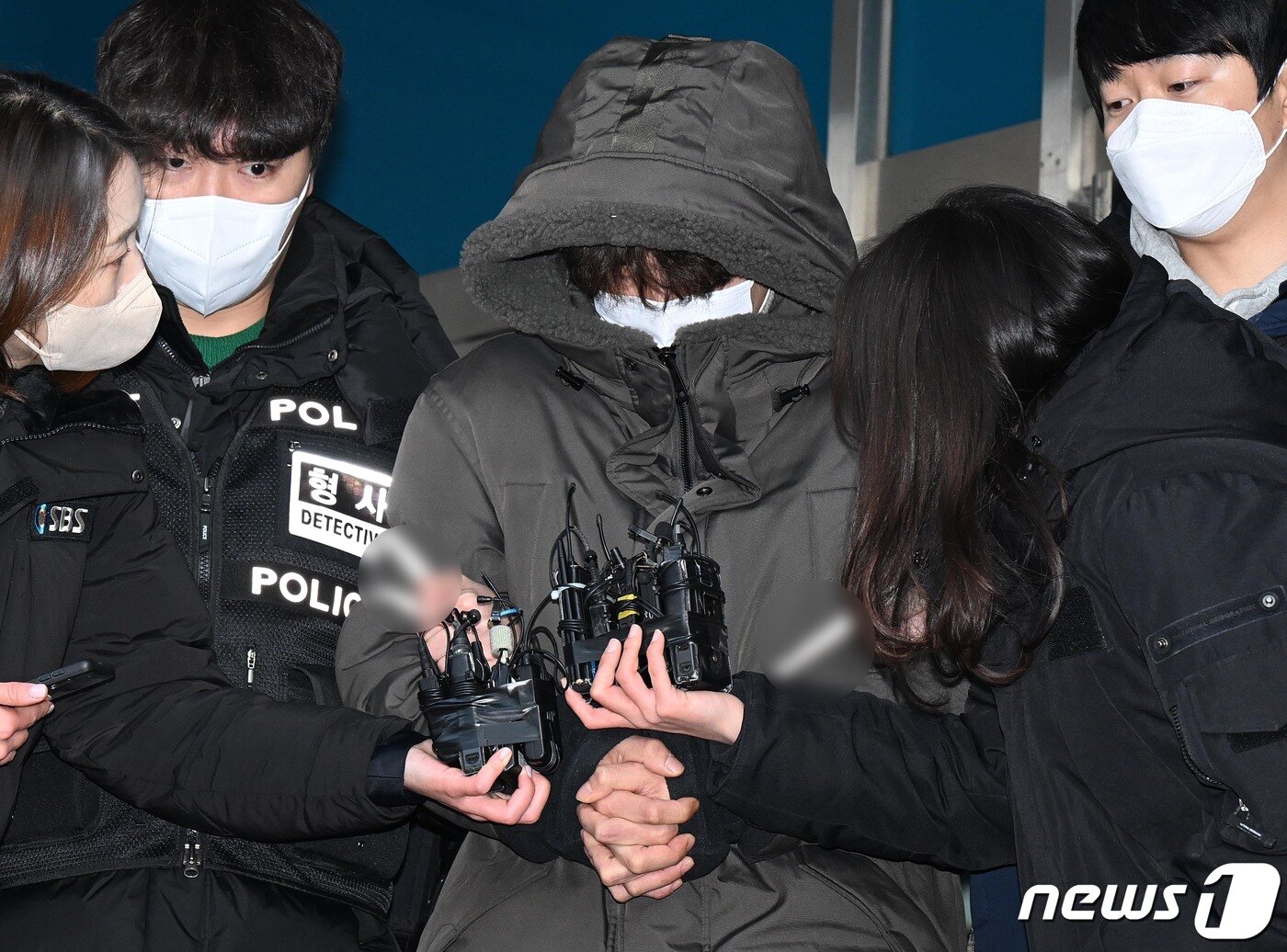 본문 이미지 - 택시기사와 집주인을 잔인하게 살해하고 시신을 유기한 혐의로 구속된 이기영이 4일 오전 경기 고양시 일산동부경찰서에서 검찰로 송치되고 있다. 이기영은 지난달 20일 60대 남성 택시기사를 살해하고 시신을 유기했으며, 그보다 넉 달 앞선 지난해 8월 집주인인 동거녀를 살해한 뒤 시신을 유기했다고 경찰에 진술했다. (공동취재) 2023.1.4/뉴스1 ⓒ News1 신웅수 기자