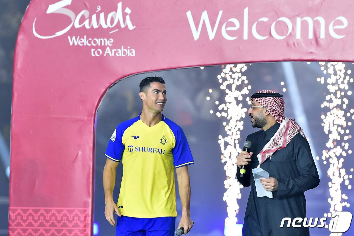 본문 이미지 - 알나스르 호날두(왼쪽). ⓒ AFP=뉴스1