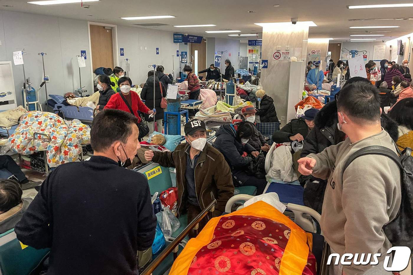 본문 이미지 - 3일&#40;현지시간&#41; 코로나19 확산 속 중국 상하이 통렌 병원 로비에 환자가 꽉 찬 모습이 보이고 있다. ⓒ AFP=뉴스1 ⓒ News1 우동명 기자
