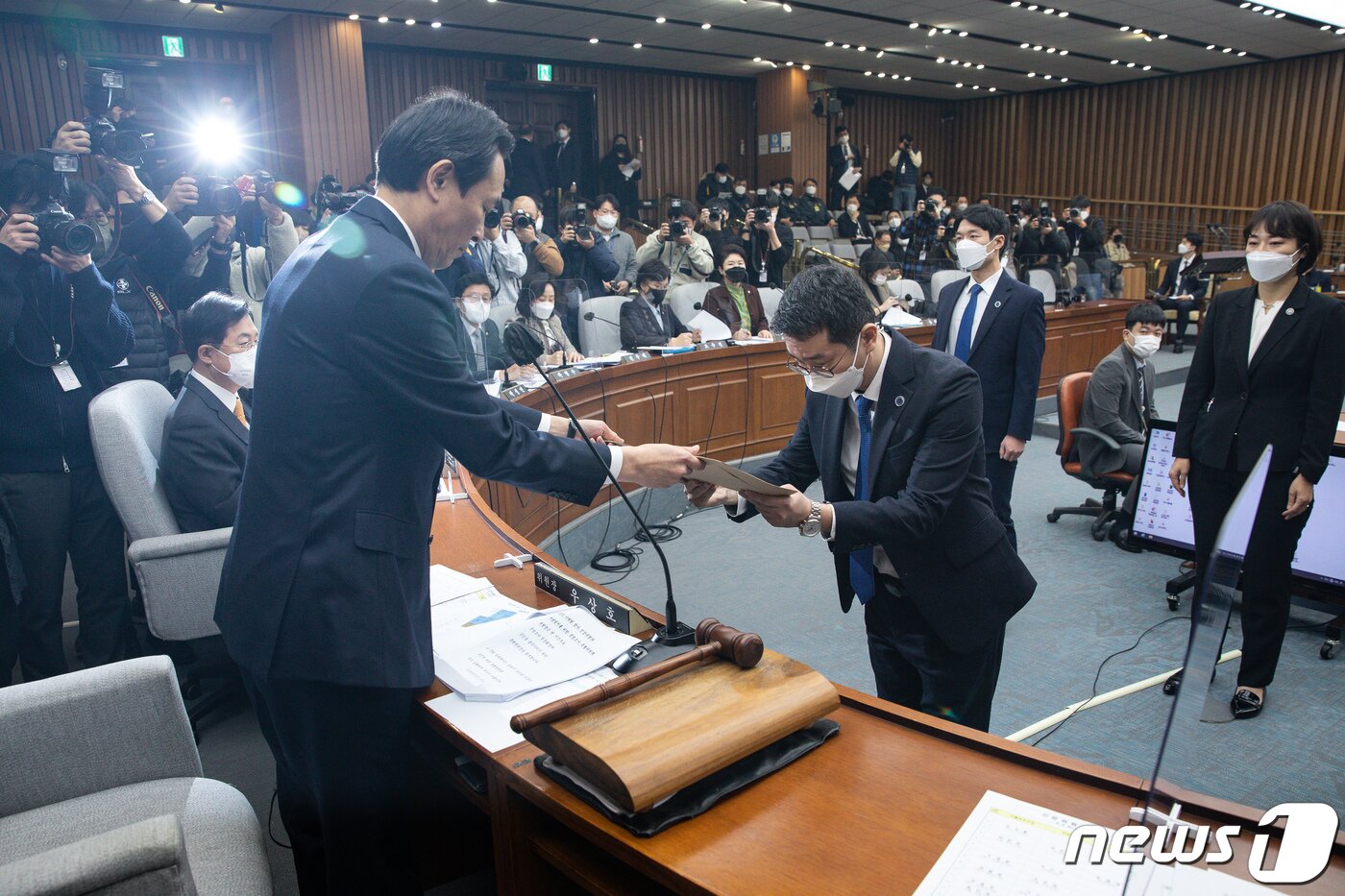 본문 이미지 - 우상호 국회 용산 이태원참사 진상규명과 재발방지를 위한 국정조사특별위원회 위원장이 4일 서울 여의도 국회에서 열린 국정조사 청문회에 불출석한 증인들에 대한 동행명령장을 발부, 경위들에게 전달하고 있다. 우 위원장은 이날 청문회에 불출석한 송병주 전 용산경찰서 112 상황실장, 이용욱 전 경찰청 상황1담당관, 정대경 서울경찰청 112상황3팀장, 박성민 전 서울경찰청 정보부장, 김진호 전 용산경찰서 정보과장 등 5명에 대해 동행명령장을 발부하고, 오후2시까지 청문회 출석을 명했다. 2023.1.4/뉴스1 ⓒ News1 유승관 기자