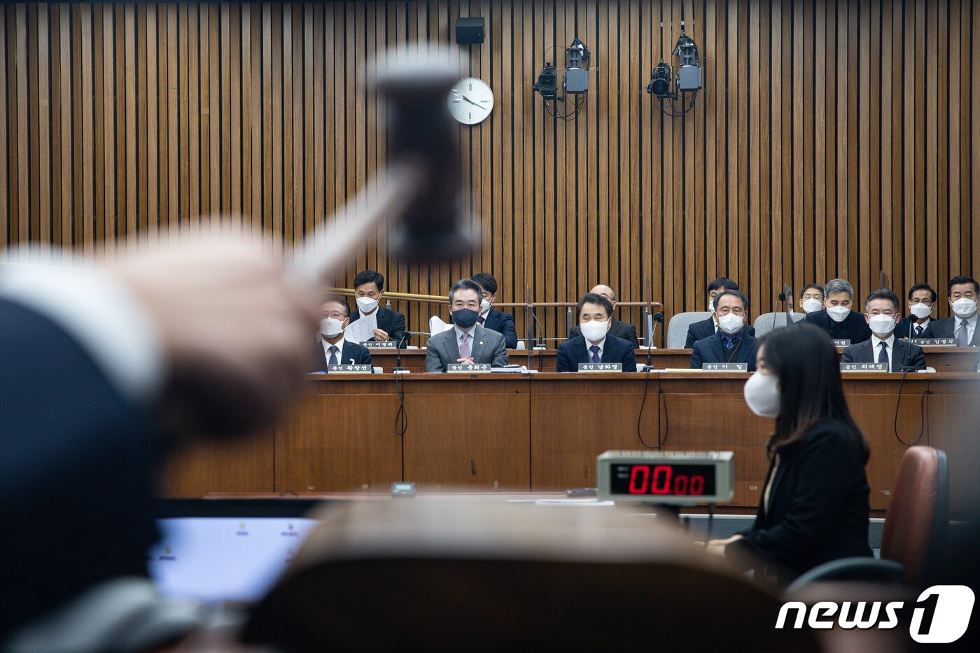 본문 이미지 - 윤희근 경찰청장을 비롯한 증인들이 4일 서울 여의도 국회에서 열린 용산 이태원참사 진상규명과 재발방지를 위한 국정조사 1차 청문회에 출석해 있다. 2023.1.4/뉴스1 ⓒ News1 유승관 기자