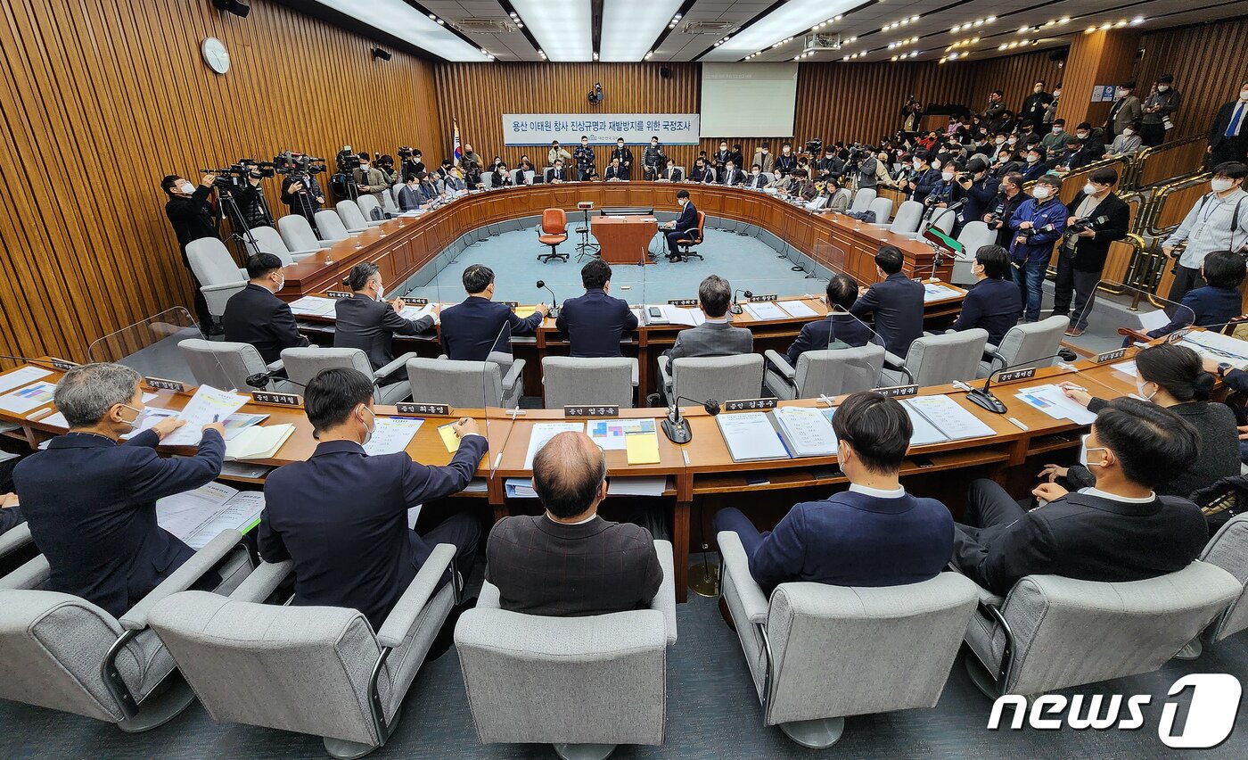 본문 이미지 - 4일 서울 여의도 국회에서 용산 이태원참사 진상규명과 재발방지를 위한 국정조사 1차 청문회가 열리고 있다. 2023.1.4/뉴스1 ⓒ News1 유승관 기자