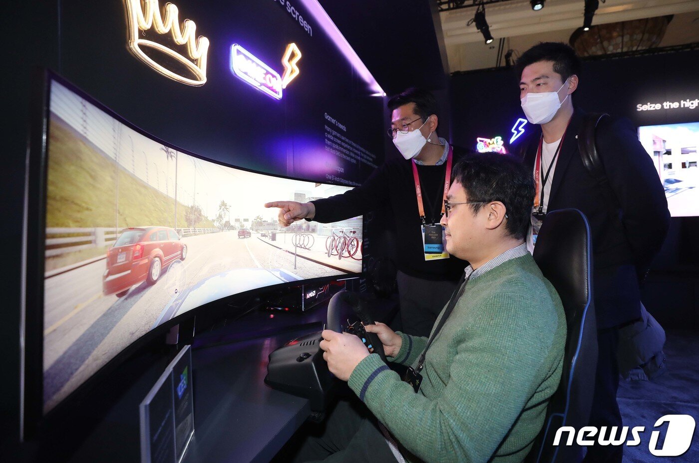 본문 이미지 - 세계 최대 전자·가전·정보기술(IT) 전시회인 CES 2023 개막을 앞두고 열린 삼성 퍼스트룩 2023에서 관계자들이 CES 혁신상을 받은 '오디세이 네오 G9'를 선보이고 있다.  이 제품은  57형 크기, 1000R 곡률의 커브드 디자인, 세계 최초로 듀얼 UHD 해상도(7,680 x 2,160)를 지원한다. 2023.1.4/뉴스1 ⓒ News1 임세영 기자