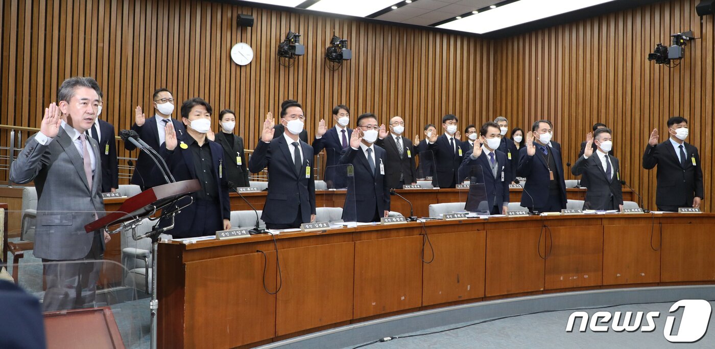 본문 이미지 - 윤희근 경찰청장을 비롯한 이태원 참사 관련 증인들이 4일 서울 여의도 국회에서 열린 용산 이태원 참사 진상규명과 재발방지를 위한 국정조사 1차 청문회에서 증인 선서를 하고 있다. 2023.1.4/뉴스1 ⓒ News1 조태형 기자