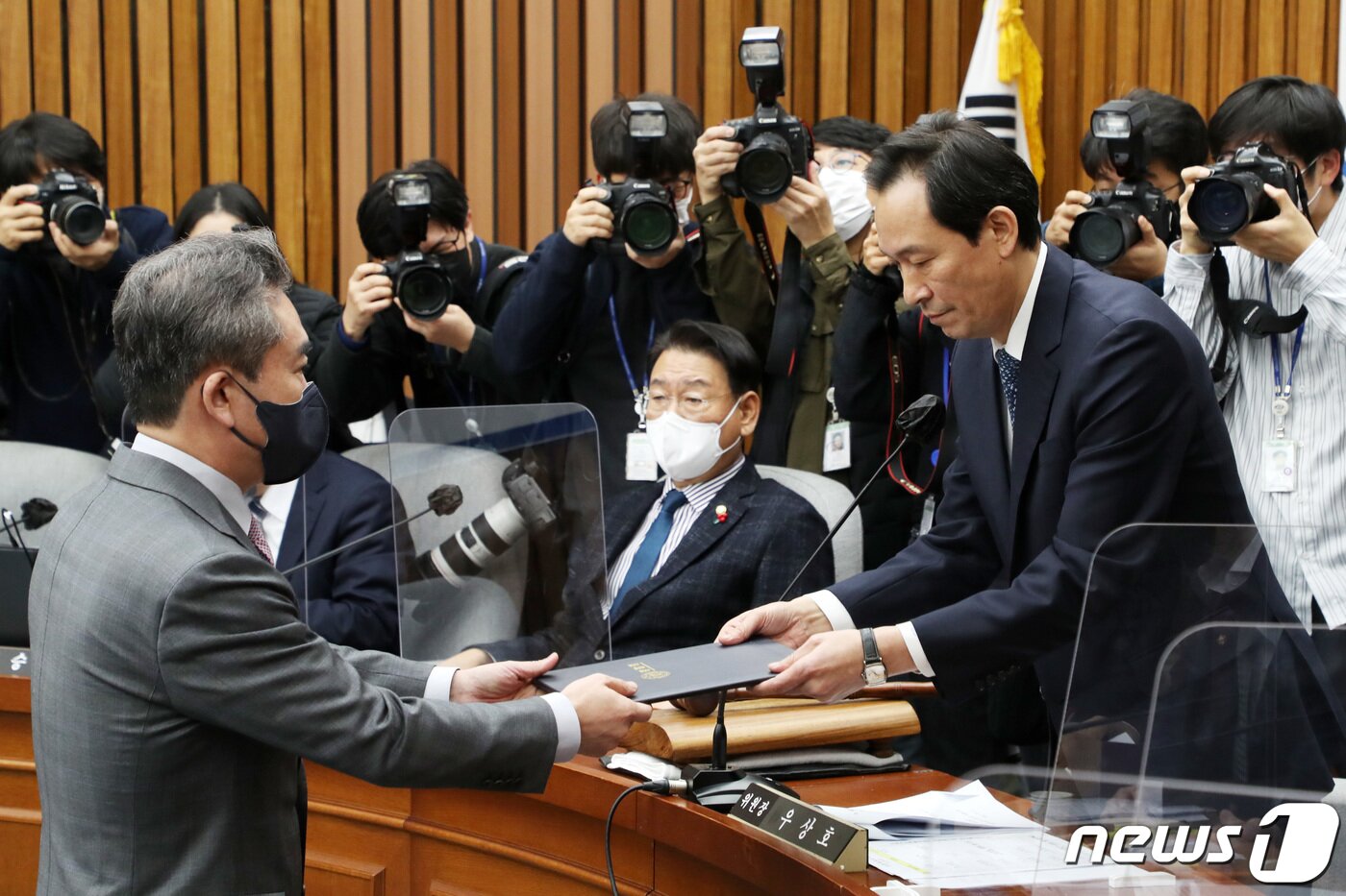 본문 이미지 - 윤희근 경찰청장이 4일 서울 여의도 국회에서 열린 용산 이태원 참사 진상규명과 재발방지를 위한 국정조사 1차 청문회에서 증인 선서를 마친 후 우상호 국정조사특별위원회 위원장에게 선서문을 제출하고 있다. 2023.1.4/뉴스1 ⓒ News1 조태형 기자