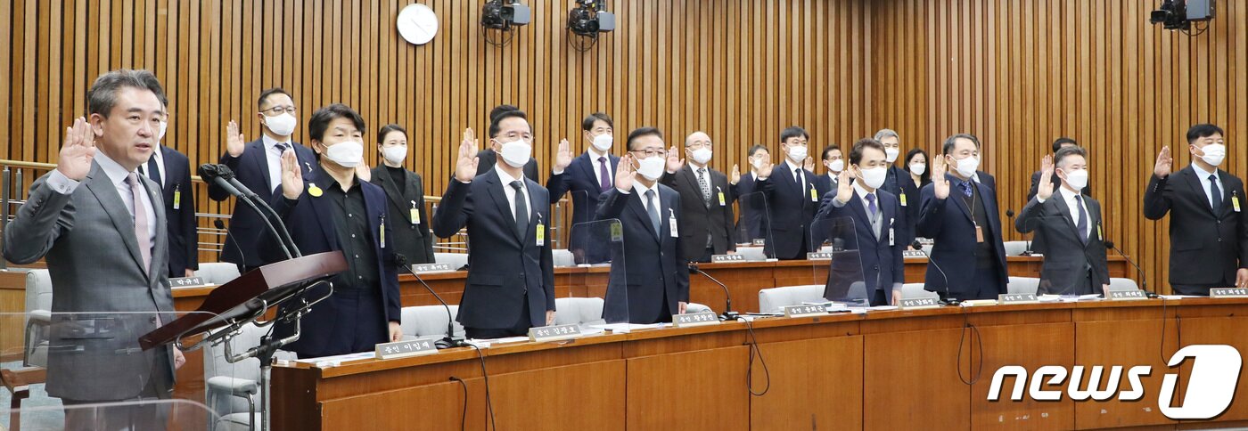 본문 이미지 - 윤희근 경찰청장을 비롯한 이태원 참사 관련 증인들이 4일 서울 여의도 국회에서 열린 용산 이태원 참사 진상규명과 재발방지를 위한 국정조사 1차 청문회에서 증인 선서를 하고 있다. 2023.1.4/뉴스1 ⓒ News1 조태형 기자