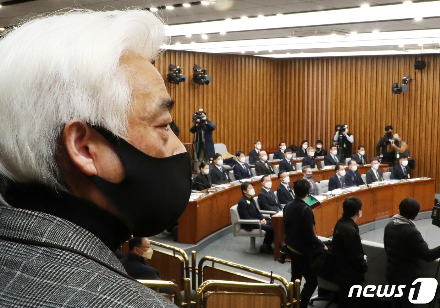 본문 이미지 - 이종철 10·29 이태원 참사 유가족협의회 대표가 4일 서울 여의도 국회에서 열린 용산 이태원 참사 진상규명과 재발방지를 위한 국정조사 1차 청문회를 지켜보고 있다. 2023.1.4/뉴스1 ⓒ News1 조태형 기자