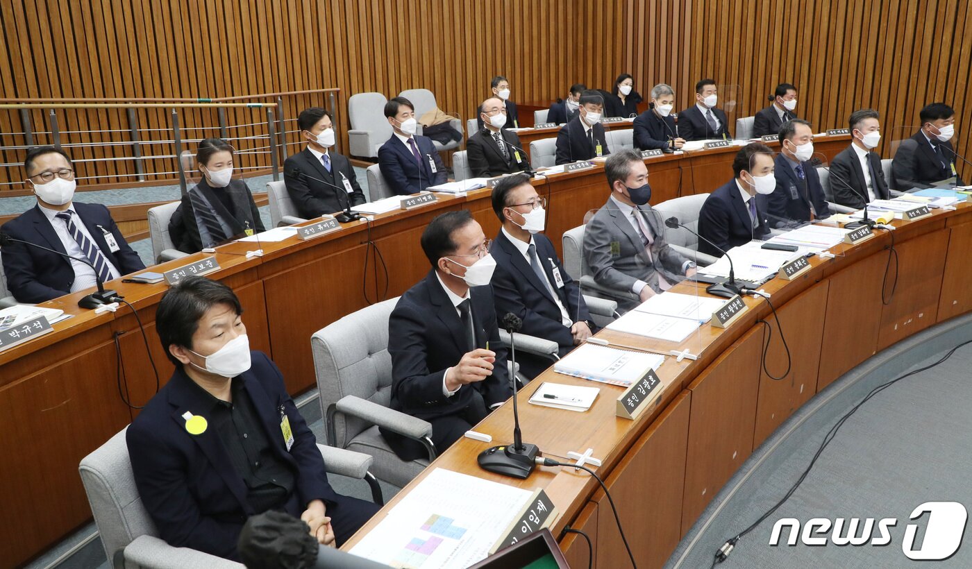 본문 이미지 - 윤희근 경찰청장을 비롯한 이태원 참사 관련 증인들이 4일 서울 여의도 국회에서 열린 용산 이태원 참사 진상규명과 재발방지를 위한 국정조사 1차 청문회에 출석해 있다. 2023.1.4/뉴스1 ⓒ News1 조태형 기자