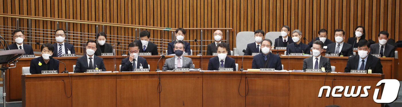 본문 이미지 - 윤희근 경찰청장을 비롯한 이태원 참사 관련 증인들이 4일 서울 여의도 국회에서 열린 용산 이태원 참사 진상규명과 재발방지를 위한 국정조사 1차 청문회에 출석해 있다. 2023.1.4/뉴스1 ⓒ News1 조태형 기자