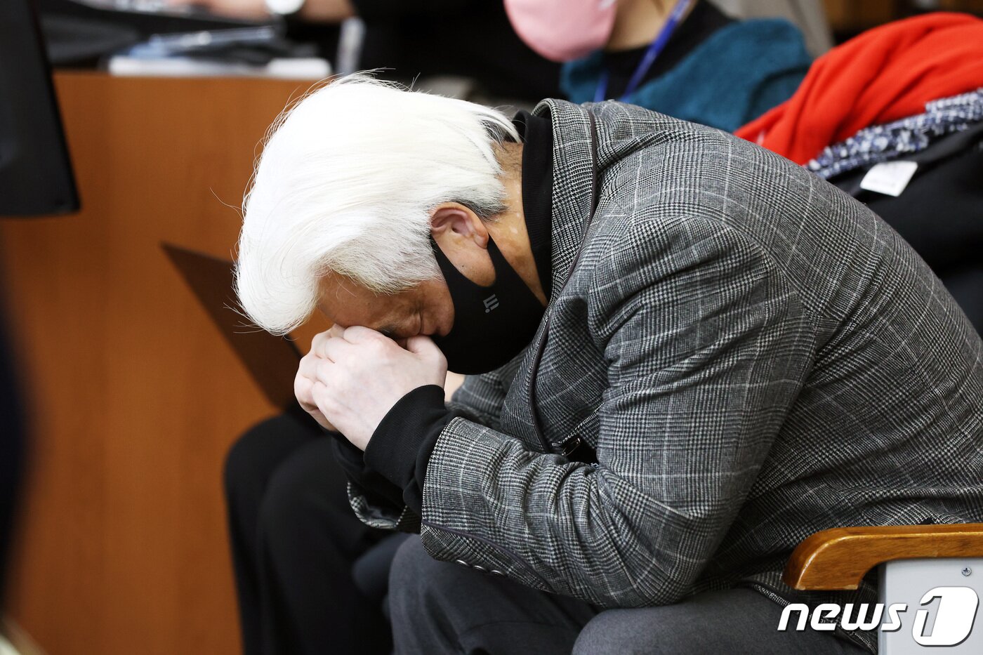 본문 이미지 - 이종철 10·29 이태원 참사 유가족협의회 대표가 4일 서울 여의도 국회에서 열린 용산 이태원 참사 진상규명과 재발방지를 위한 국정조사 1차 청문회 중 고개 숙이고 있다. 2023.1.4/뉴스1 ⓒ News1 조태형 기자