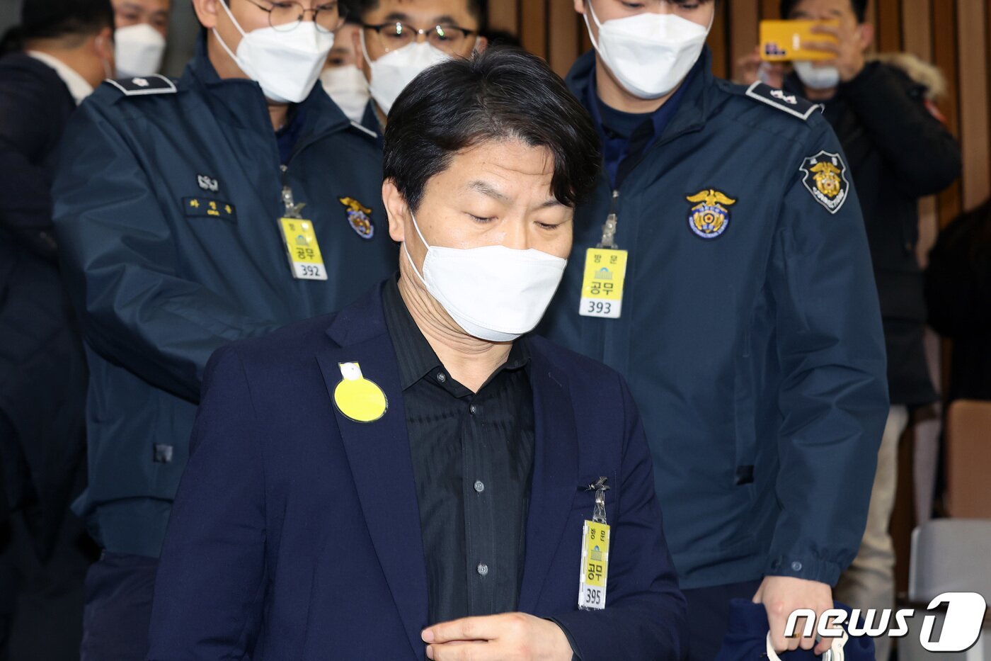 본문 이미지 - 이임재 전 용산경찰서장이 4일 서울 여의도 국회에서 열린 용산 이태원 참사 진상규명과 재발방지를 위한 국정조사 1차 청문회에 출석하고 있다. 2023.1.4/뉴스1 ⓒ News1 조태형 기자