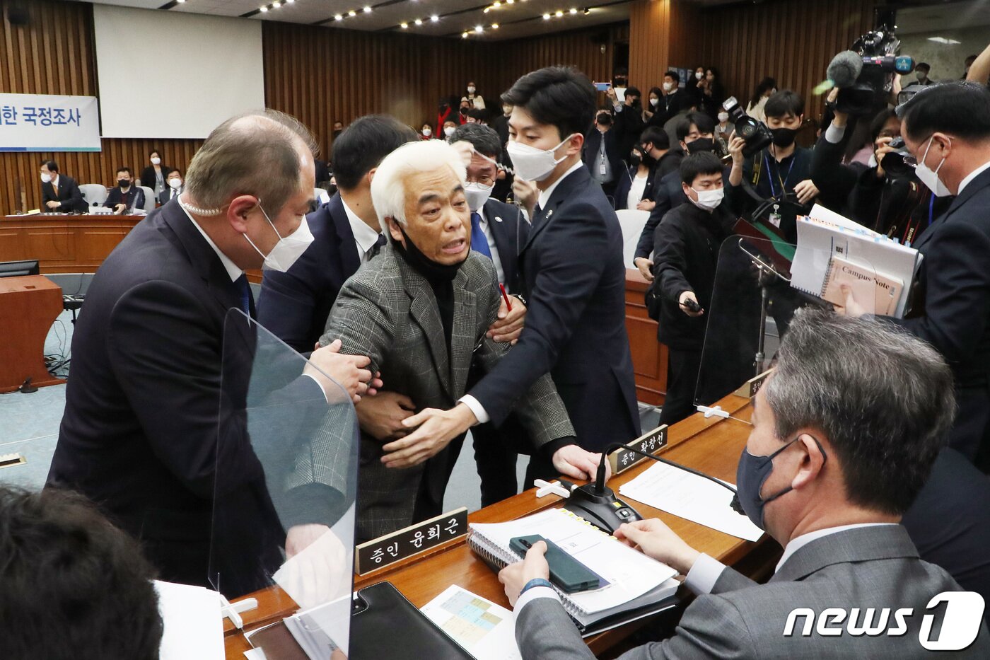 본문 이미지 - 이종철 10·29 이태원 참사 유가족협의회 대표가 4일 서울 여의도 국회에서 열린 용산 이태원 참사 진상규명과 재발방지를 위한 국정조사 1차 청문회에서 윤희근 경찰청장을 비롯한 증인들에게 항의하고 있다. 2023.1.4/뉴스1 ⓒ News1 조태형 기자
