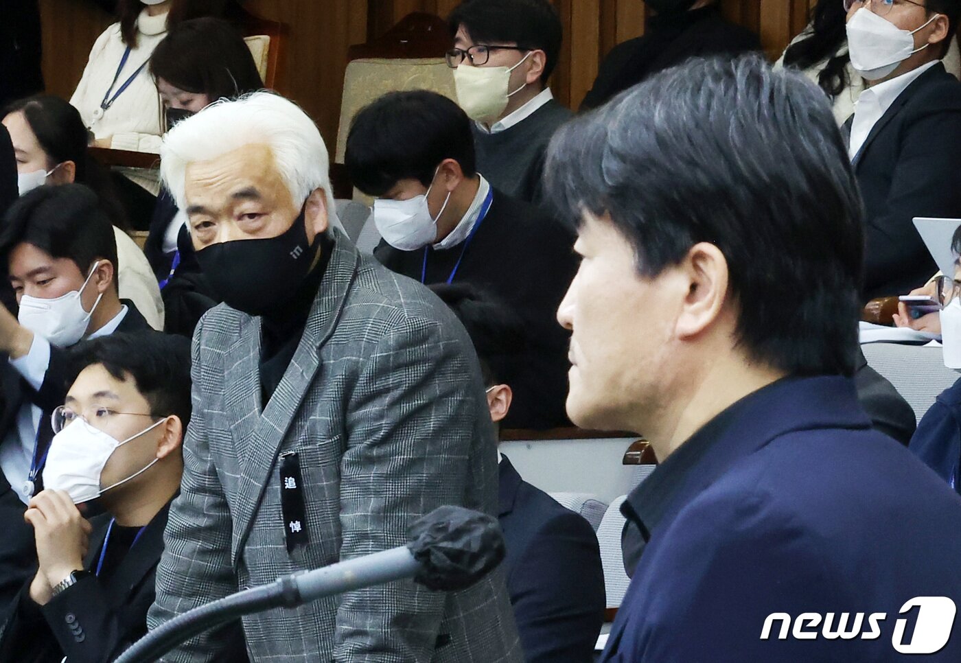 본문 이미지 - 이종철 10·29 이태원 참사 유가족협의회 대표가 4일 서울 여의도 국회에서 열린 용산 이태원 참사 진상규명과 재발방지를 위한 국정조사 1차 청문회에서 의원 질의에 답변하는 이임재 전 용산경찰서장을 바라보고 있다. 2023.1.4/뉴스1 ⓒ News1 조태형 기자