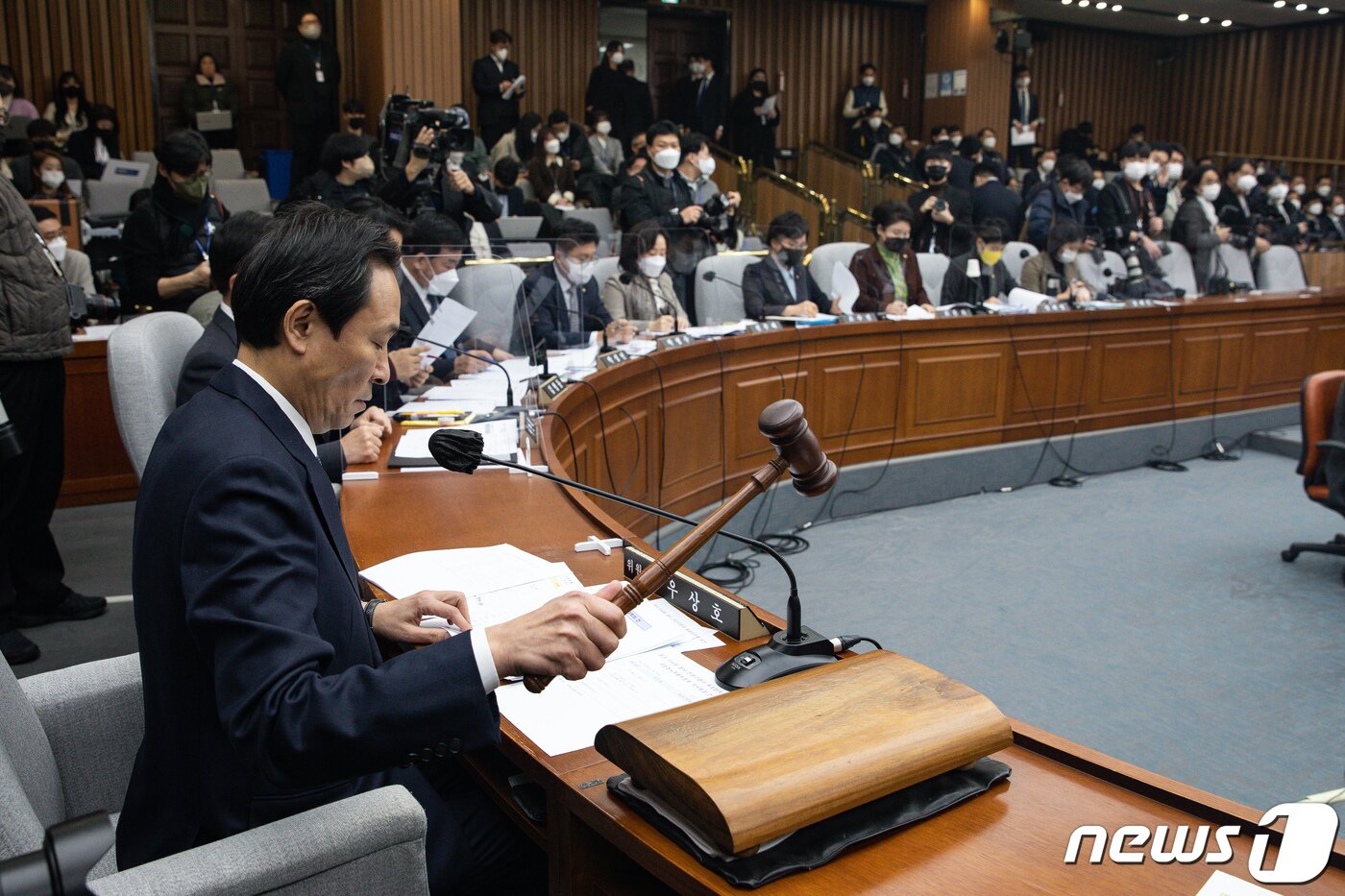 본문 이미지 - 우상호 국회 용산 이태원참사 진상규명과 재발방지를 위한 국정조사특별위원회 위원장이 4일 서울 여의도 국회에서 열린 국조특위 제5차 전체회의에서 의사봉을 두드리고 있다. 2023.1.4/뉴스1 ⓒ News1 유승관 기자