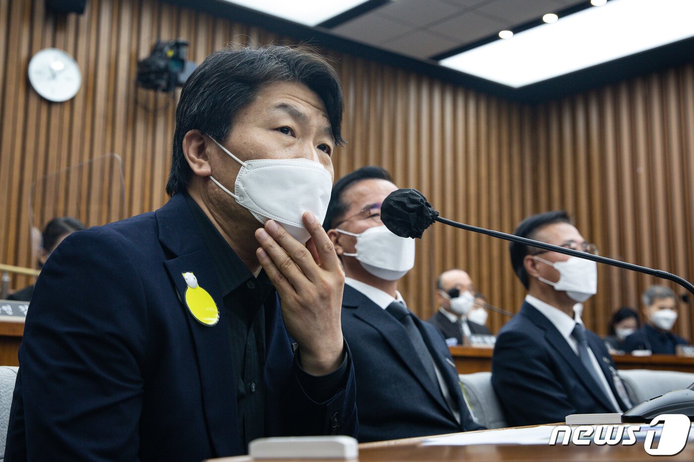 본문 이미지 - 이임재 전 용산경찰서장이 4일 서울 여의도 국회에서 열린 용산 이태원참사 진상규명과 재발방지를 위한 국정조사 1차 청문회에서 의원 질의에 답하고 있다. 2023.1.4/뉴스1 ⓒ News1 유승관 기자