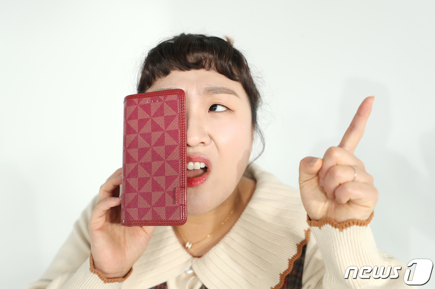 (서울=뉴스1) 권현진 기자 = 개그우먼 이수지가 서울 강서구 iHQ에서 열린 뉴스1과의 인터뷰에 앞서 포즈를 취하고 있다.이수지는 지난 2008년 SBS 10기 공채 개그우먼으로 …