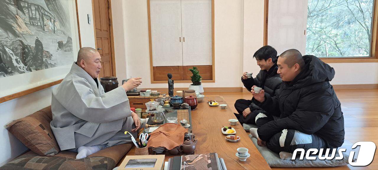 본문 이미지 - 그룹 방탄소년단&#40;BTS&#41;의 리더 RM&#40;본명 김남준&#41;과 음악 프로듀서 강산이 지난달 29일 전남 구례군 화엄사를 찾아 주지 덕문스님과 대화를 나누고 있다. &#40;화엄사 제공&#41; 2023.1.4/뉴스1