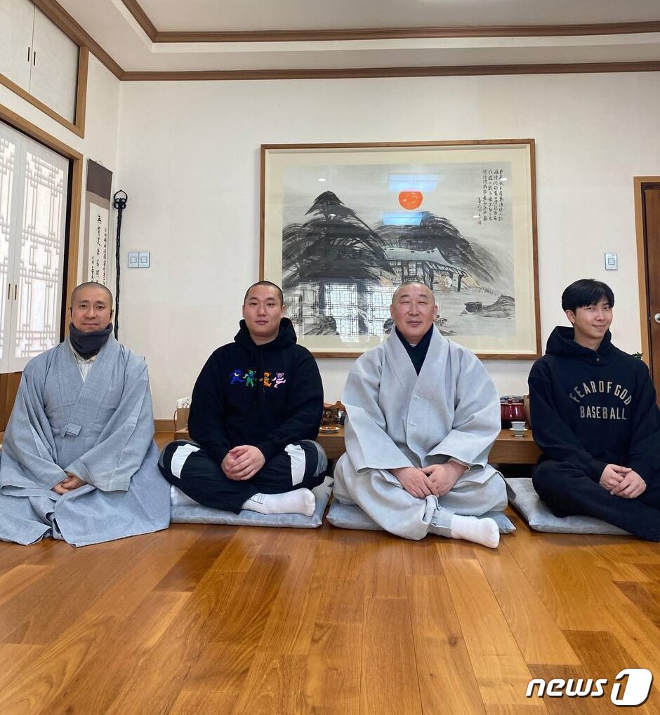 본문 이미지 - 그룹 방탄소년단&#40;BTS&#41;의 리더 RM&#40;오른쪽·본명 김남준&#41;과 음악 프로듀서 강산이 지난달 29일 전남 구례군 화엄사를 찾아 주지 덕문스님, 우견스님과 기념사진을 찍고 있다. &#40;화엄사 제공&#41; 2023.1.4/뉴스1