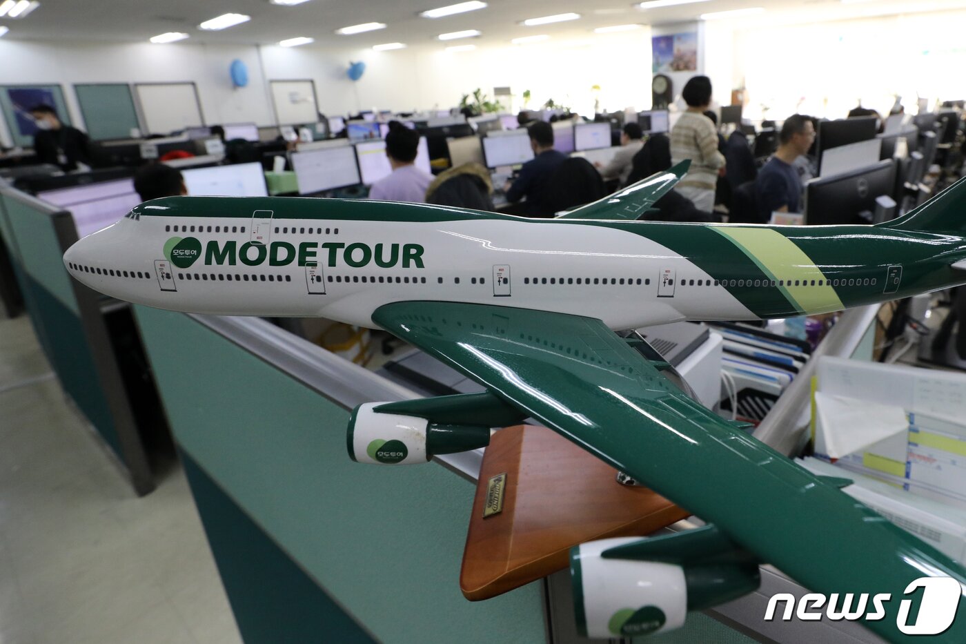 본문 이미지 - 서울 중구 모두투어 본사에서 직원들이 업무를 보고 있다 2023.1.4 ⓒ 뉴스1 