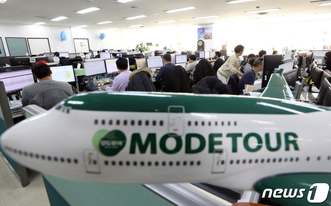 본문 이미지 - 서울 중구 모두투어 본사에서 직원들이 업무를 보고 있다. 2023.1.4/뉴스1 ⓒ News1 