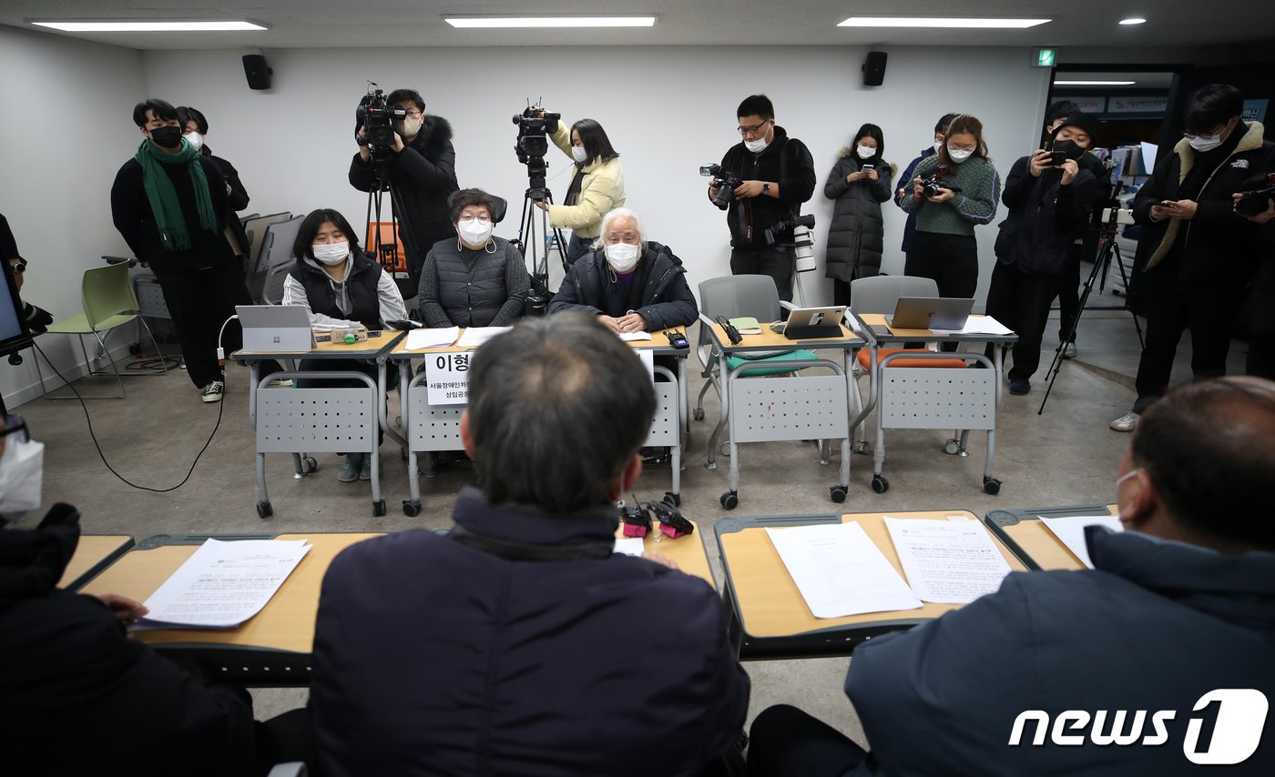 박경석 전국장애인차별철폐연대 상임대표와 김석호 서울교통공사 영업본부 본부장이 4일 오후 서울 종로구 전국장애인차별철폐연대 사무실에서 면담을 하고 있다. 2023.1.4/뉴스1 ⓒ News1 이승배 기자