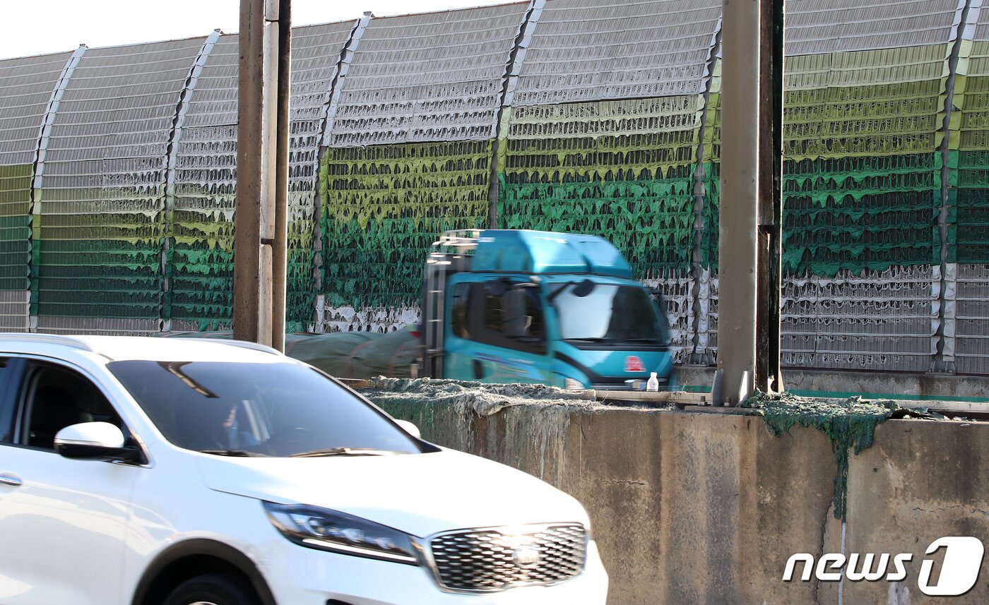 본문 이미지 - 고속도로 방음벽 ⓒ 뉴스1 공정식 기자