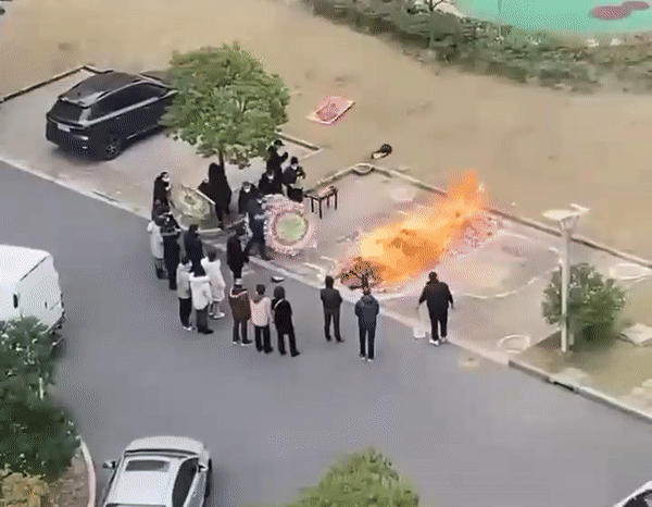 본문 이미지 - 중국 상하이의 한 아파트 주차장에서 화장이 이뤄지는 것으로 추정되는 모습. (트위터 갈무리)