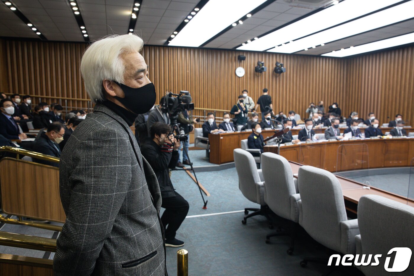 본문 이미지 - 이종철 10·29 이태원 참사 유가족협의회 대표가 4일 서울 여의도 국회에서 열린 용산 이태원 참사 진상규명과 재발방지를 위한 국정조사 1차 청문회를 지켜보고 있다. 2023.1.4/뉴스1 ⓒ News1 유승관 기자