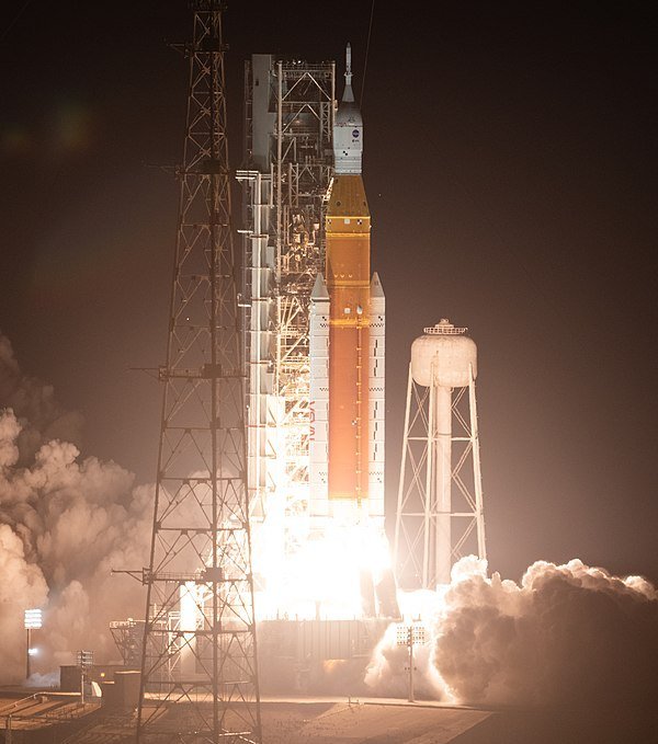 본문 이미지 - 지난해 12월 미국 케네디 우주센터에서 발사되는 아르테미스 1호/ 사진=위키피디아.