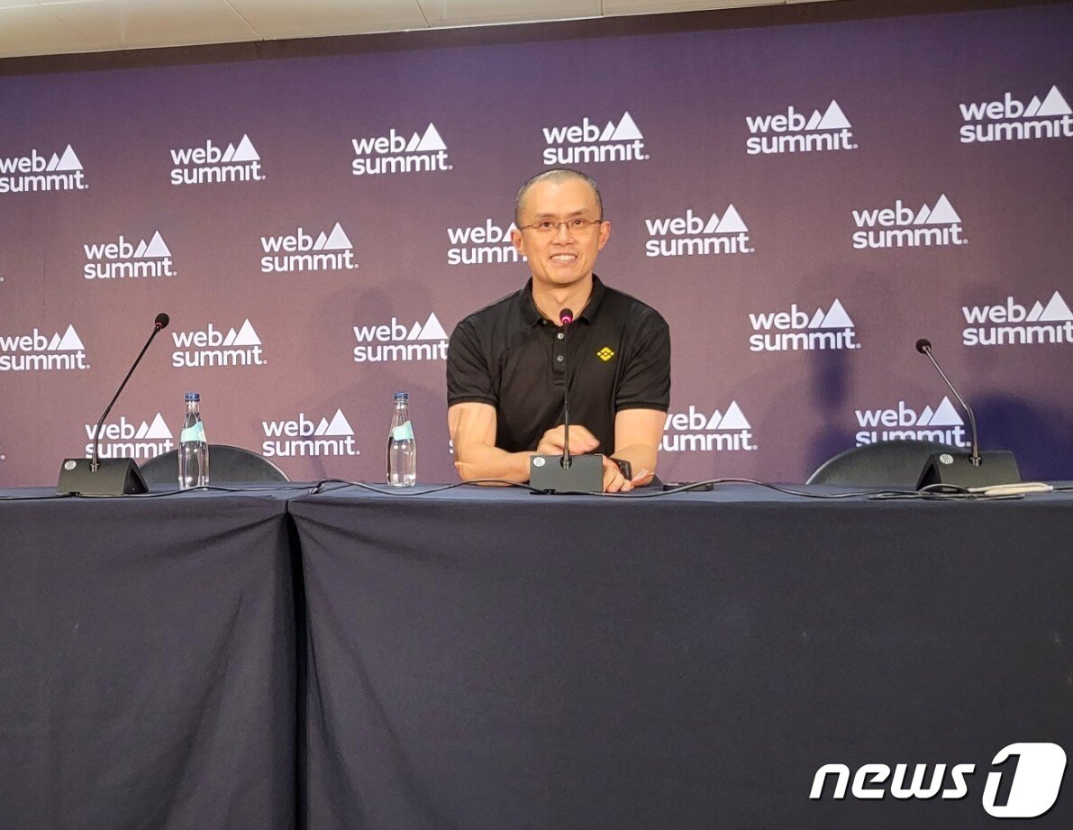 본문 이미지 - 자오창펑 바이낸스 최고경영자(CEO)가 2일(현지시간) 포르투갈 리스본 알티체아레나에서 열린 '웹서밋 2022' 기자간담회에서 질문에 답하고 있다. 사진=박현영 기자