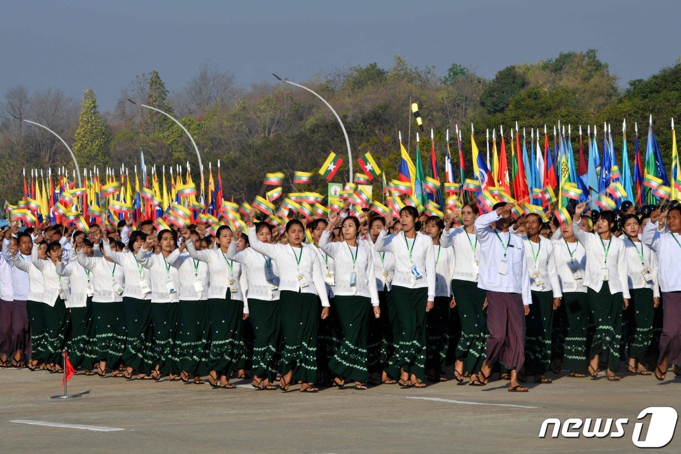 본문 이미지 - 4일(현지시간) 미얀마 독립 75주년을 맞이해 7000여명의 공무원과 고등학생들이 수도 네피도에서 열린 기념행사에 동원되고 있다. 2023.01.04 ⓒ AFP=뉴스1 ⓒ News1 정윤미 기자
