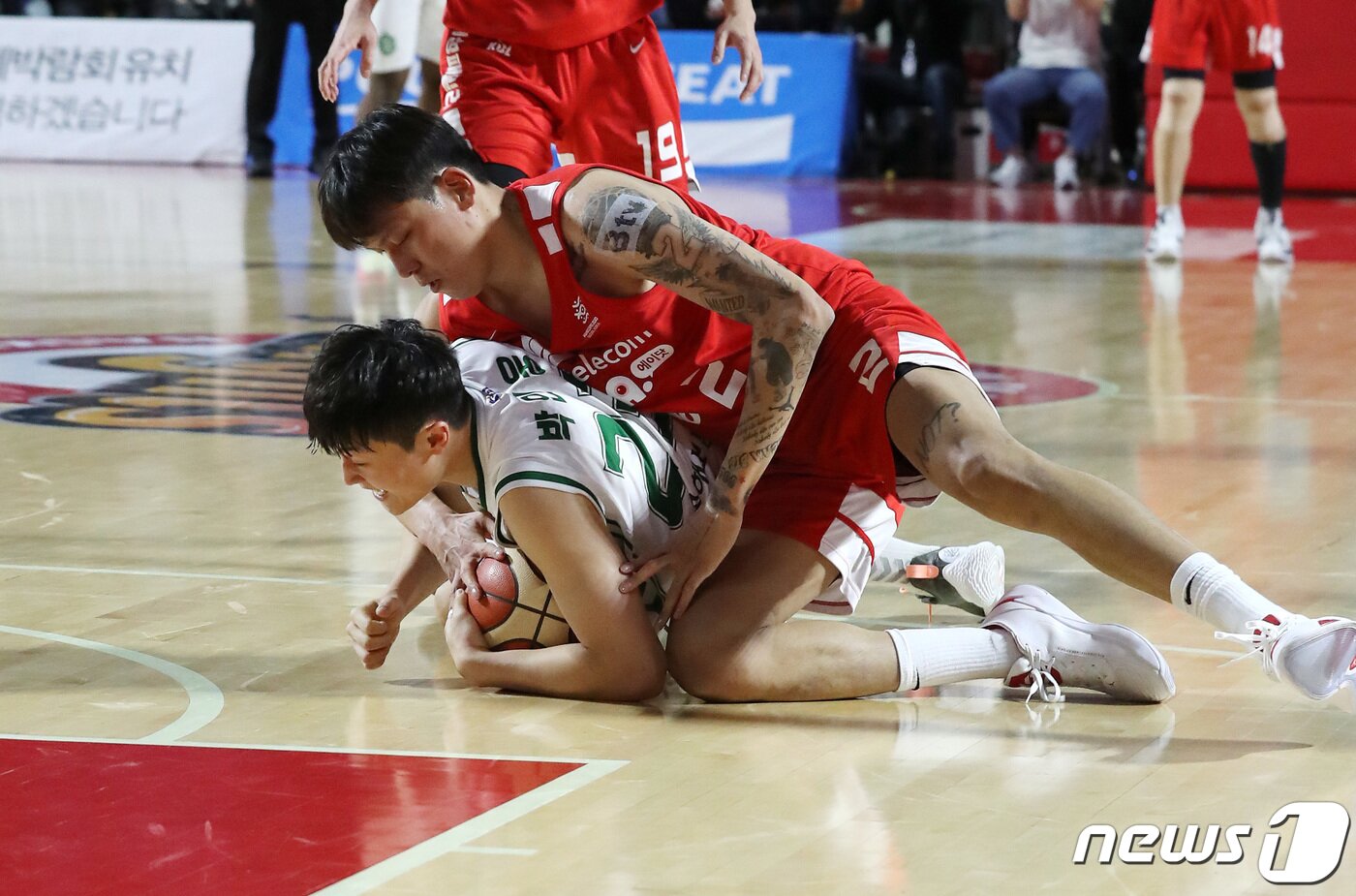 본문 이미지 - 4일 오후 서울 송파구 잠실학생체육관에서 열린 'SKT 에이닷 프로농구 2022-2023 KBL' 서울 SK 나이츠와 원주 DB 프로미의 경기에서 SK 최준용과 DB 박인웅이 루즈볼을 다투고 있다. 2023.1.4/뉴스1 ⓒ News1 구윤성 기자