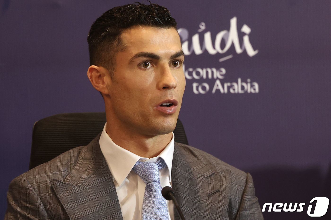 (리야드 AFP=뉴스1) 우동명 기자 = 크리스티아누 호날두가 3일(현지시간) 사우디아라비아 리야드의 므르술파크에서 열린 알나스르 입단식의 기자회견서 "남아프리카공화국으로 온 건 …