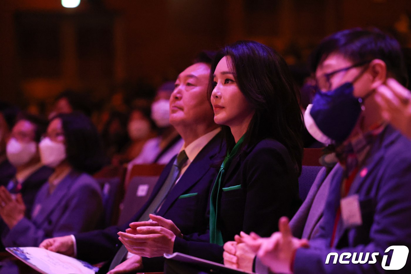 윤석열 대통령과 부인 김건희 여사가 4일 오후 서울 서초구 예술의전당에서 열린 &#39;국민과 함께 여는 새해, 2023 신년음악회&#39;에 참석하고 있다. &#40;대통령실 제공&#41; 2023.1.4/뉴스1 ⓒ News1 안은나 기자